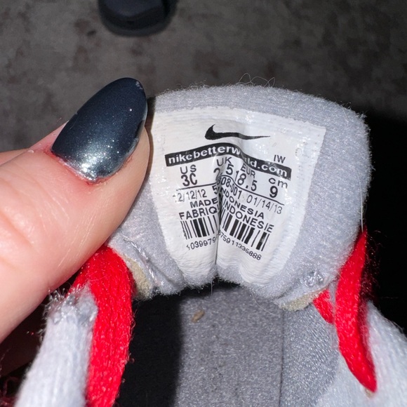 Size 3c Nikes. - Picture 2 of 3